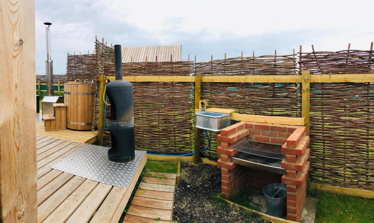 Lushna 8 Petite At Lee Wick Farm Cottages And Glamping Clacton-on-Sea Exterior photo